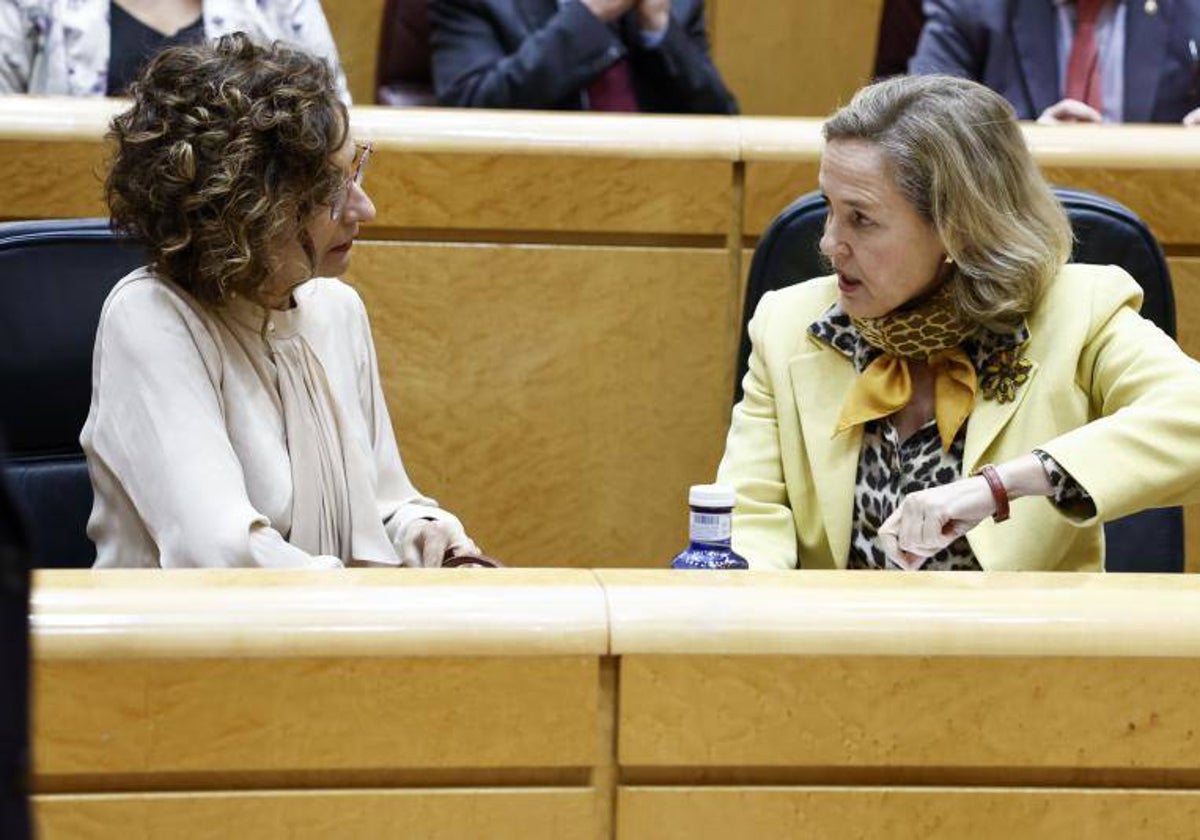 La vicepresidenta primera, Nadia Calviño, y la ministra de Hacienda, María Jesús Montero, en el Senado