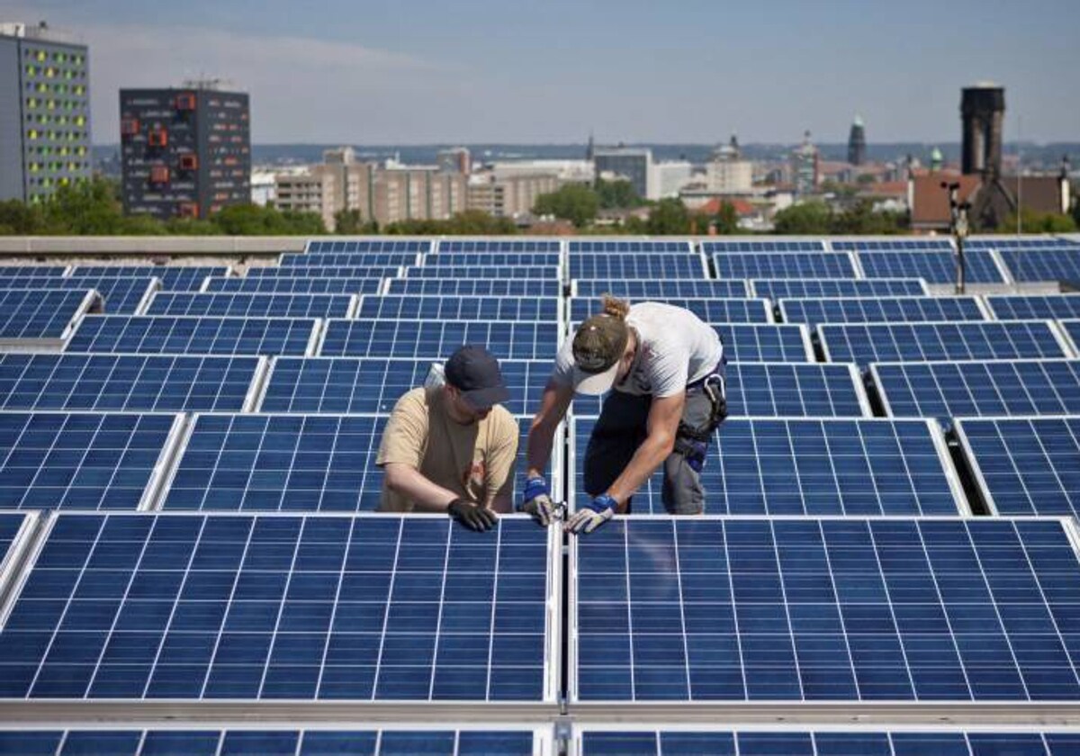 Operarios trabajan en una instalación de energía solar