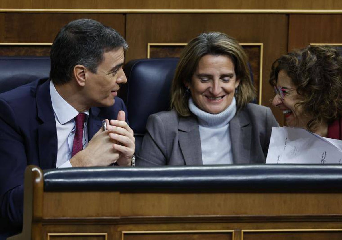 El presidente del Gobierno, con las ministras de Transición Ecológica y Hacienda