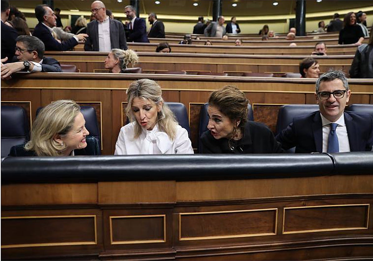 Nadia Calviño habla con María Jesús Montero en presencia de Yolanda Díaz y Félix Bolaños