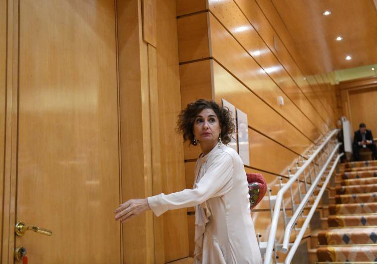 La ministra de Hacienda, María Jesús Montero, en los pasillos del Senado