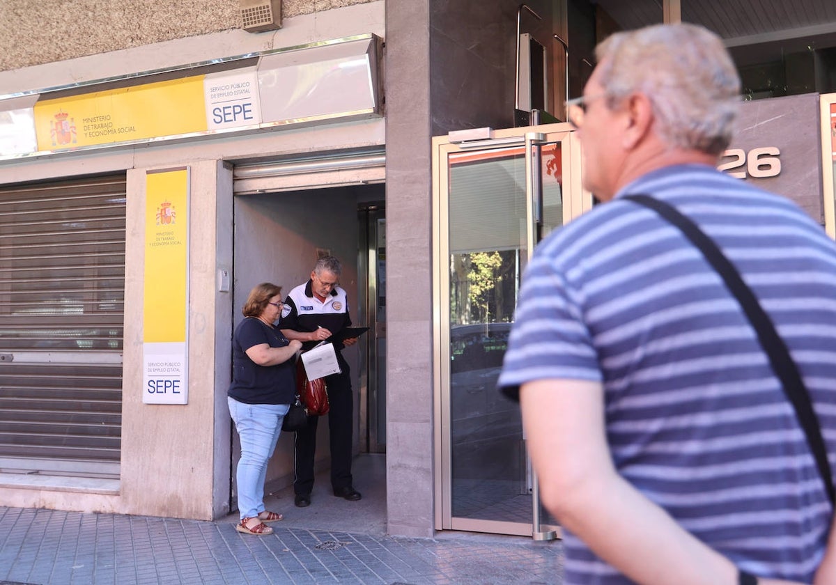 Un hombre espera su turno para entrar a la oficina de empleo en Córdoba