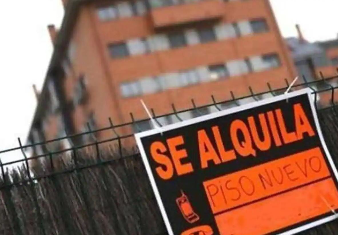 Un cartel inidica que una vivienda se encuentra en alquiler