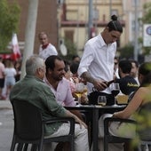 El viacrucis laboral de los jóvenes: sueldos 35% más bajos y precariedad