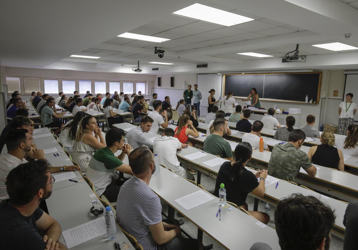 Aspirantes antes de la realización del examen para una oposición