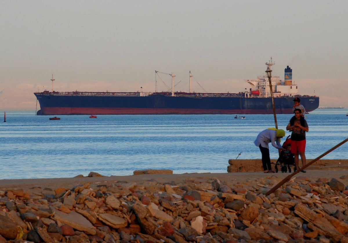 Un portacontenedores atraviesa el mar Rojo