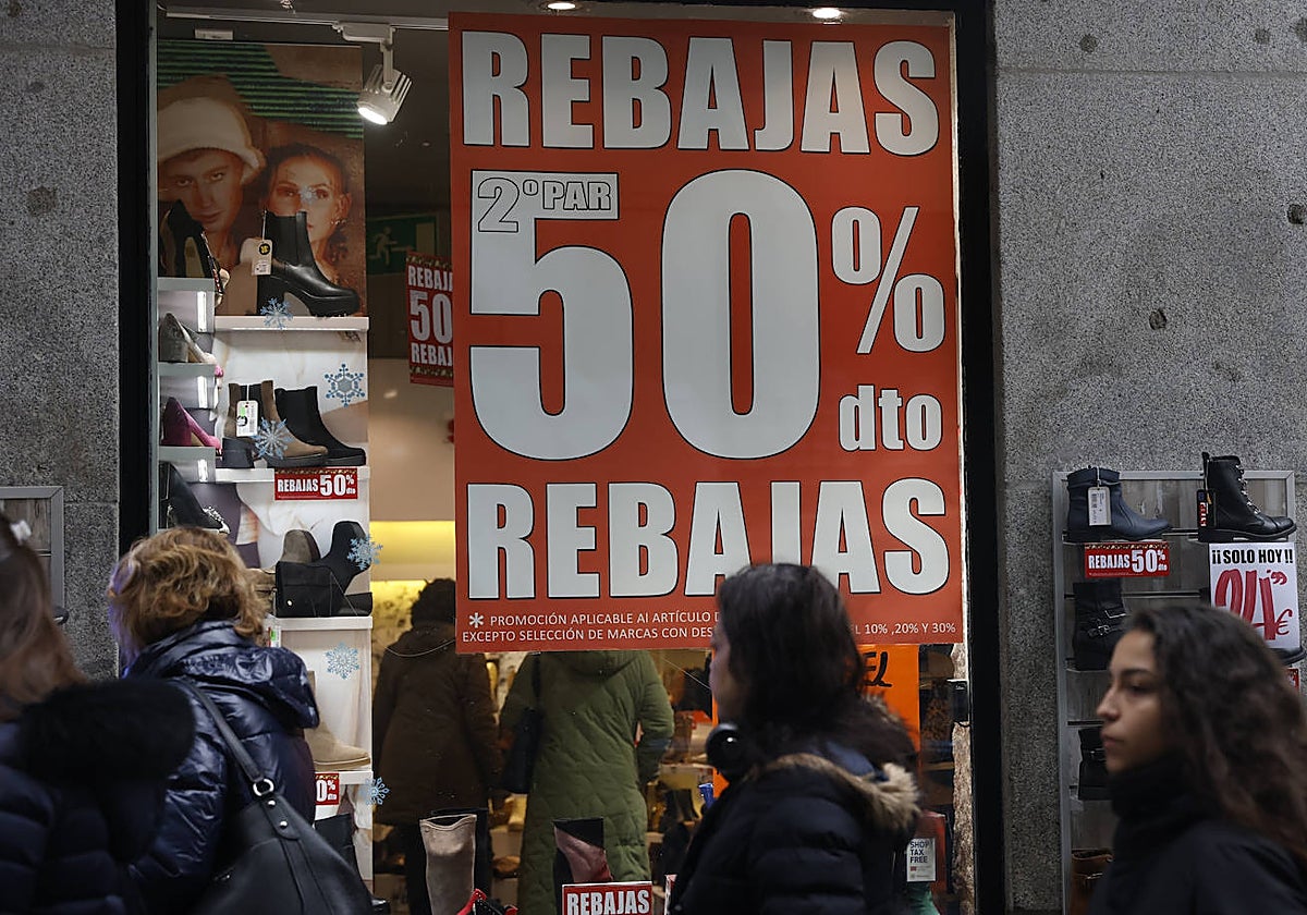 Un comercio anuncia sus rebajas en el escaparate