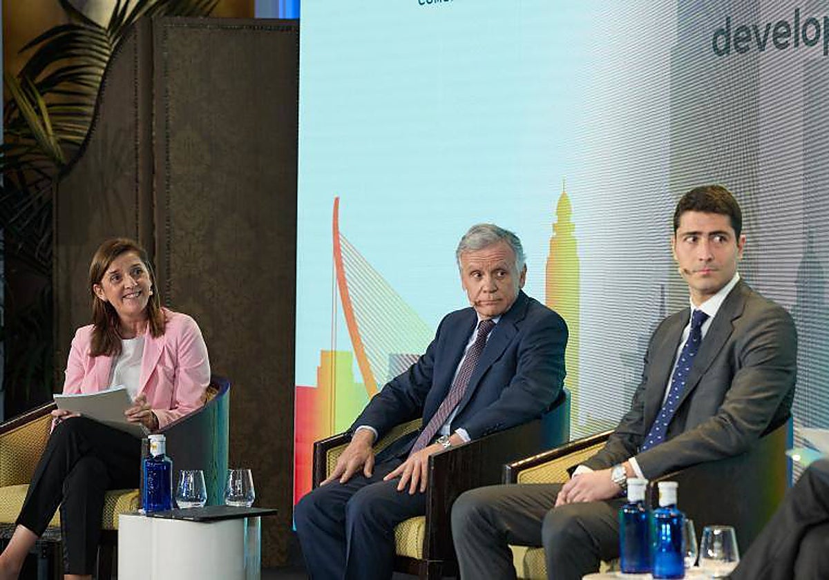 Lara Hemzaoui, de LinkLaters; Enrique de Leyva, de Magnum, y Jaime Siles, de IFM, en el Spain Investors Day