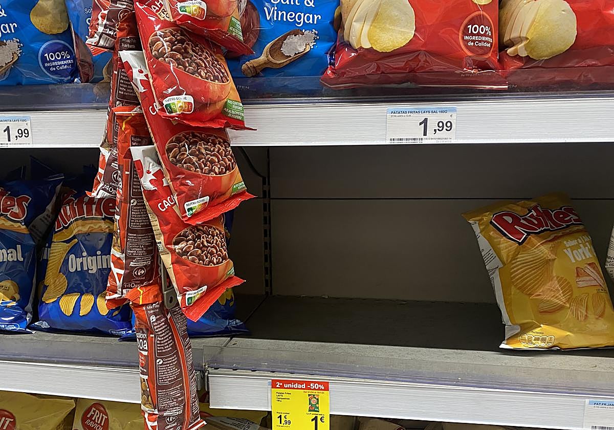 Estante vacío de patatas fritas Lay's en un Carrefour de Madrid.