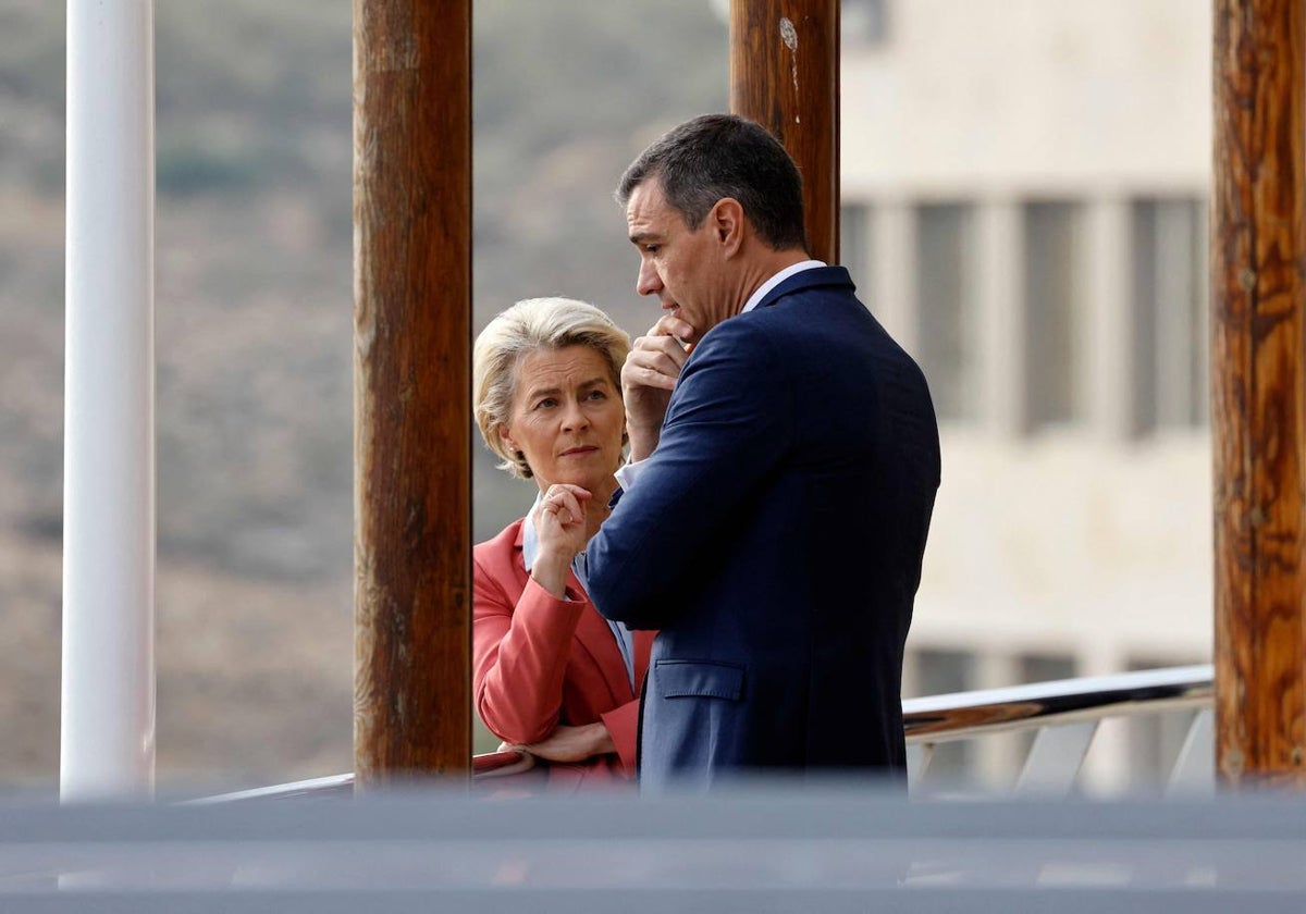 La presidenta de la Comisión Europea, Ursula von der Leyen, y Pedro Sánchez, presidente español