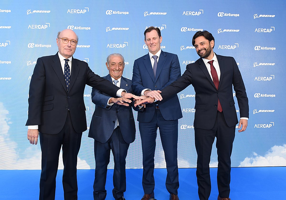de izquierda a derecha, Javier Marín, vicepresidente Ejecutivo de Aena; Juan José Hidalgo, presidente de Globalia; Peter Anderson, Chief Commercial Officer de AerCap y Sergio Ramos, Commercial Sales Director Europe & Israel de The Boeing Company.