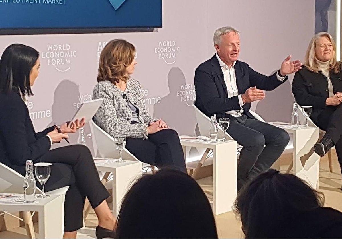 La perodista, Tanya König, la presidenta de ManpowerGroup, Becky Frankiewicz, el CEO de Cepsa, Maarten Wetselaar, y la vicepresidenta del Grupo Volvo, Andrea Fuder, en Davos