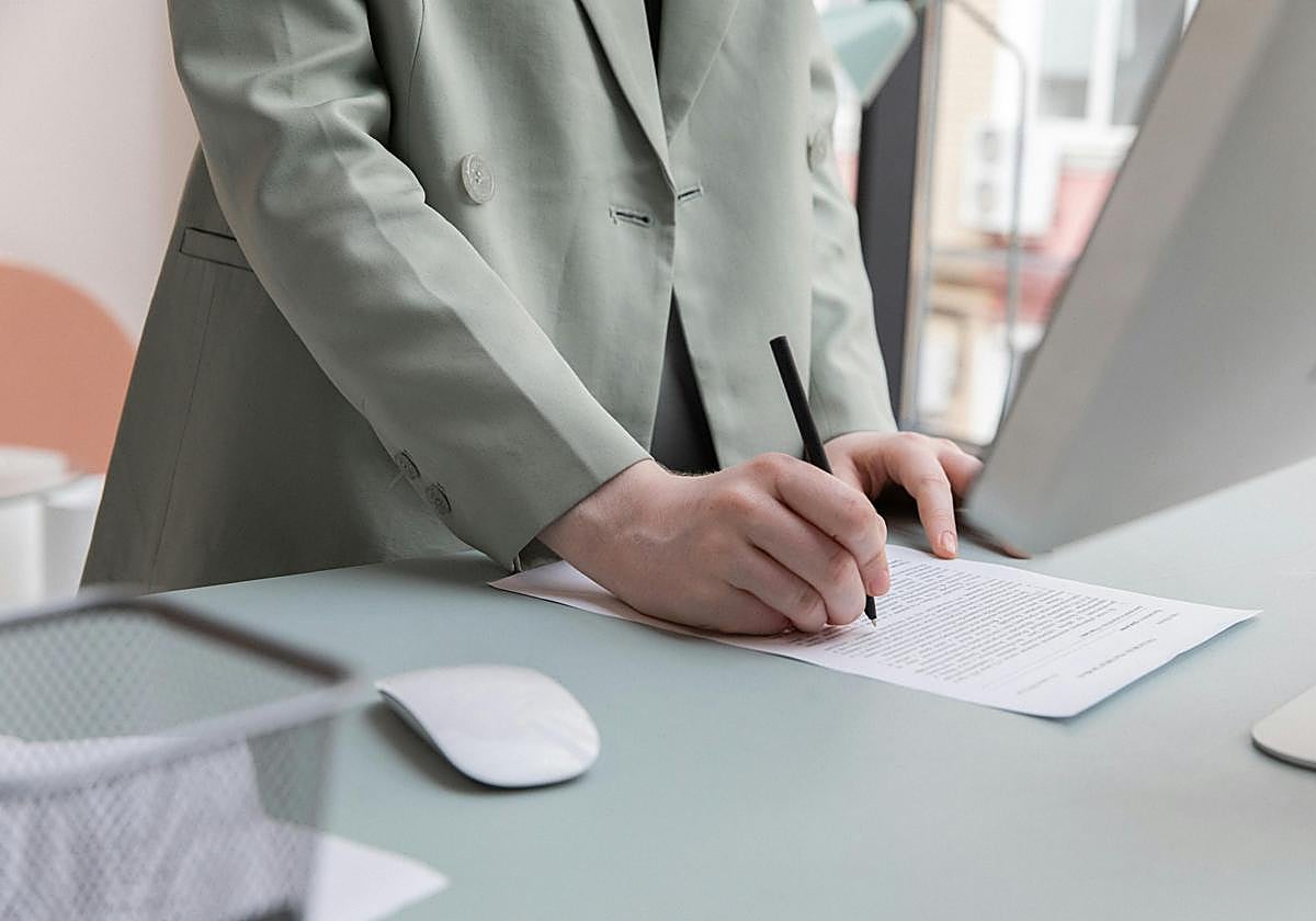 Una persona mientras trabaja