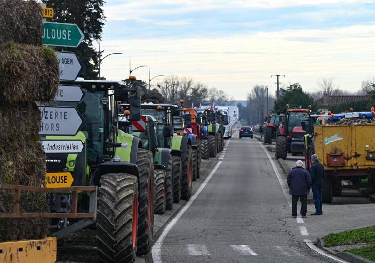 Las protestas de los agricultores franceses ponen en jaque al transporte de mercancías español y a la distribución