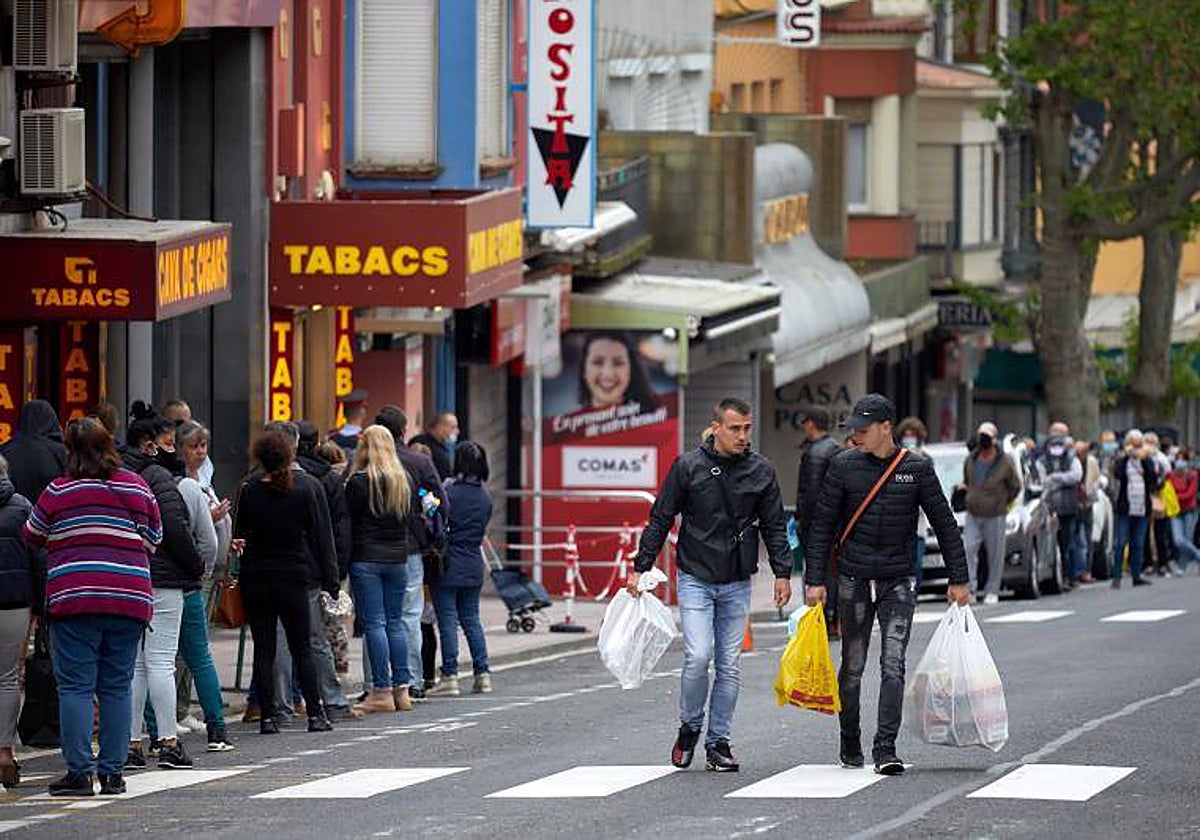Colas de ciudadanos franceses ante los estancos de la localidad fronteriza de La Junquera (Gerona)