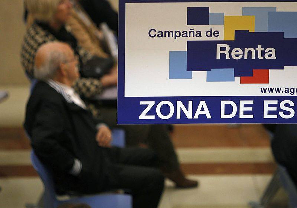 Un grupo de personas espera a ser atendido en una oficina de la Agencia Tributaria