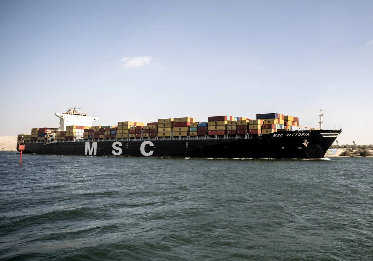 Un buque mercante de la naviera MSC atraviesa el canal de Suez en diciembre de 2023