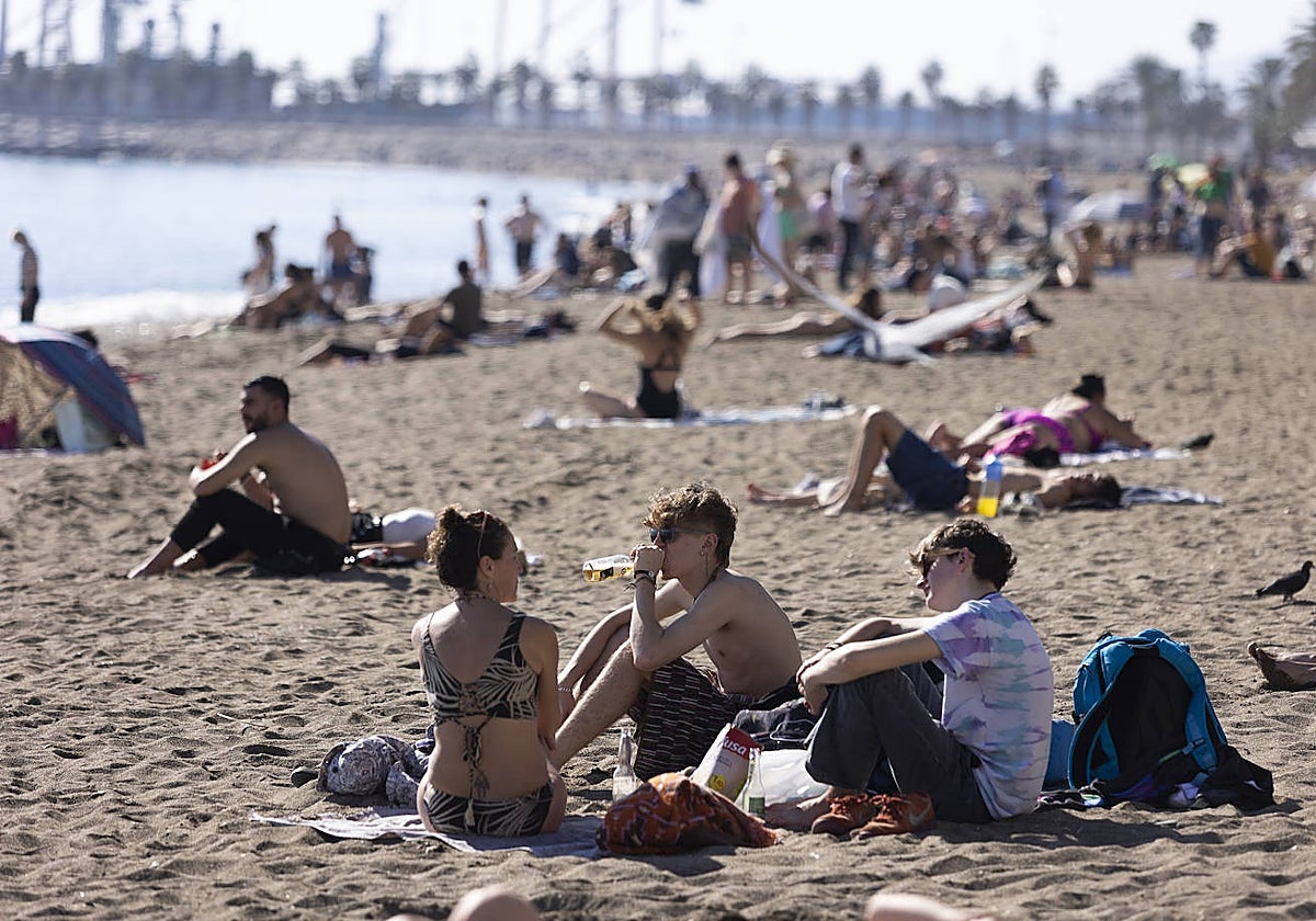 Turistas en la playa de Málaga