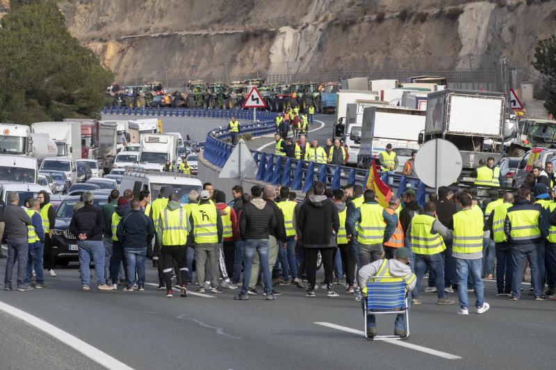 Decenas de agricultores han cortado la autovía A-30 en dirección Cartagena