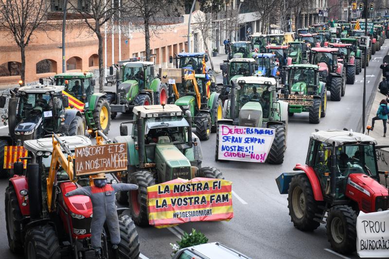 Decenas de tractores durante una concentración por una calle de Gerona
