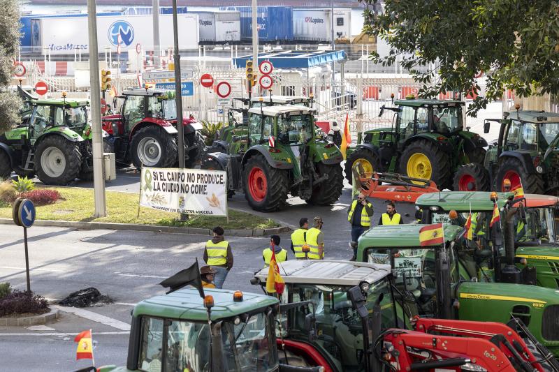 Los agricultores bloquean los accesos al Puerto de Málaga para protestar por la crisis del campo