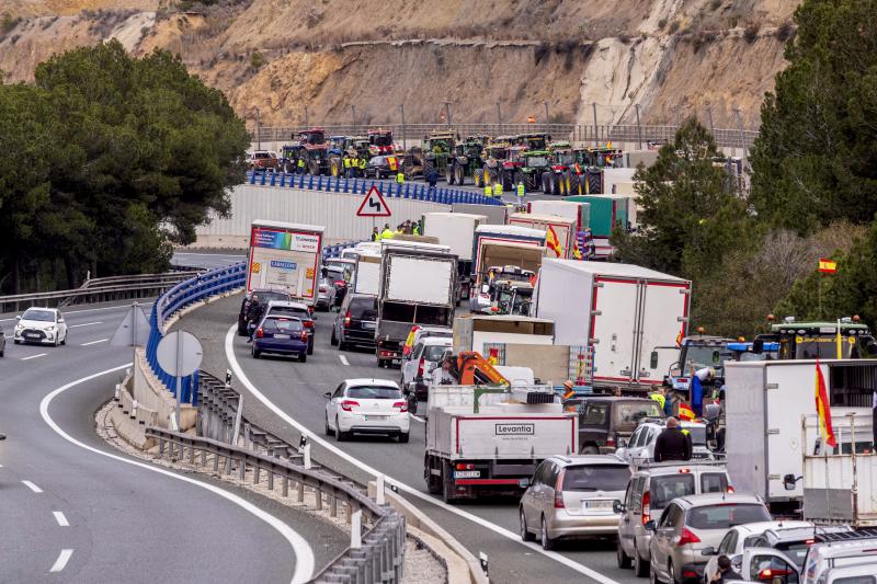 Varios tractores mantienen cortada la autovía A-30 a la altura del puerto de la Cadena en dirección Murcia