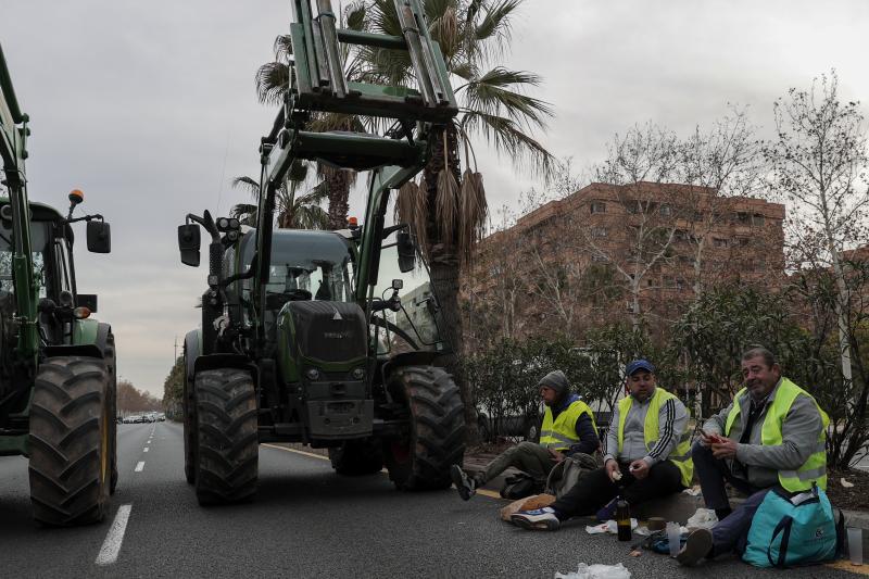 La manifestación de agricultores corta el acceso a Valencia