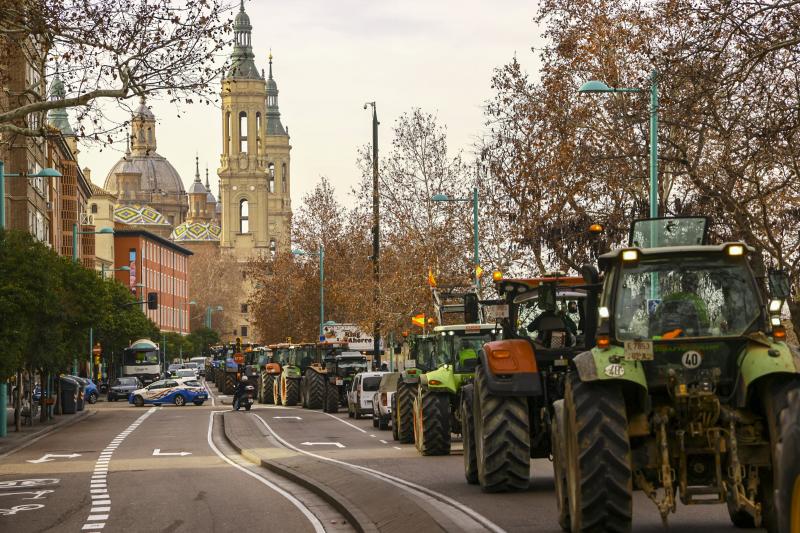 Manifestantes marchan en Zaragoza durante las jornada de protestas del sector agrario