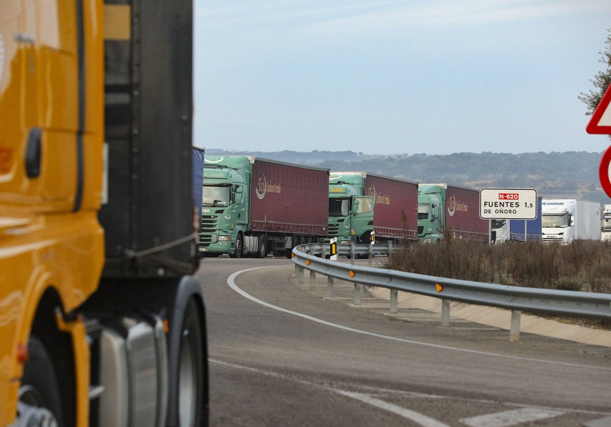 Los agricultores cortan la Autovía E-80 y la N-620 en la frontera hispanolusa