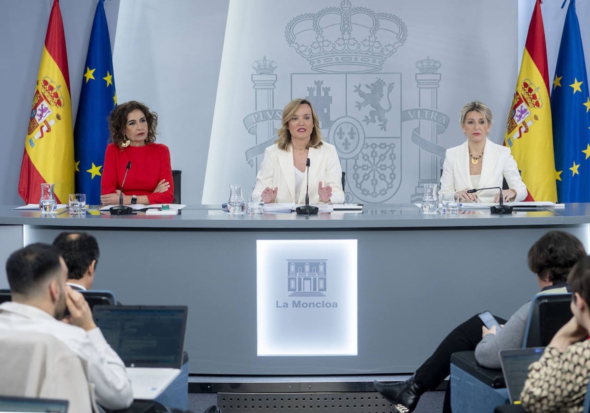 La ministra de Hacienda, María Jesús Montero; la ministra Portavoz, Pilar Alegría, y la ministra de Trabajo y Economía Social, Yolanda Díaz,