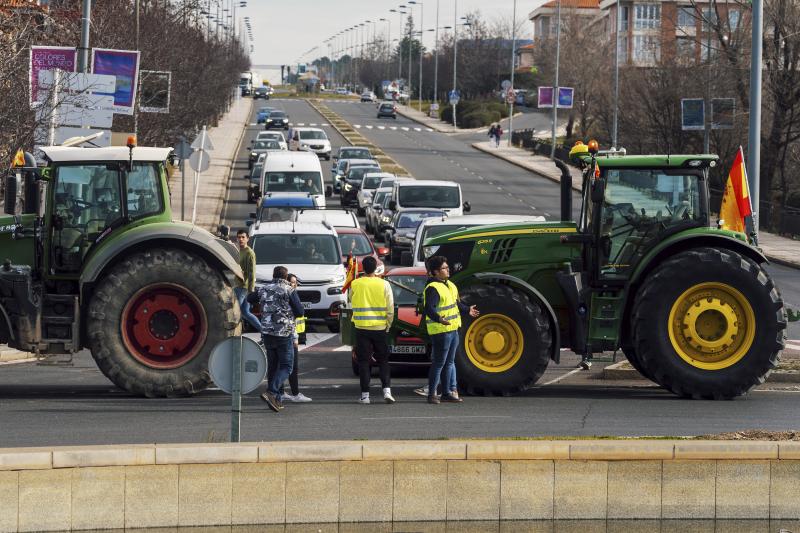 Las protestas cortan las carreteras en Ávila