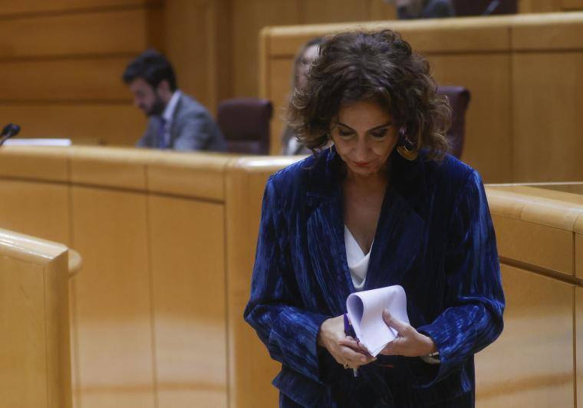 La vicepresidenta primera y ministra de Hacienda se encamina a la tribuna del Senado