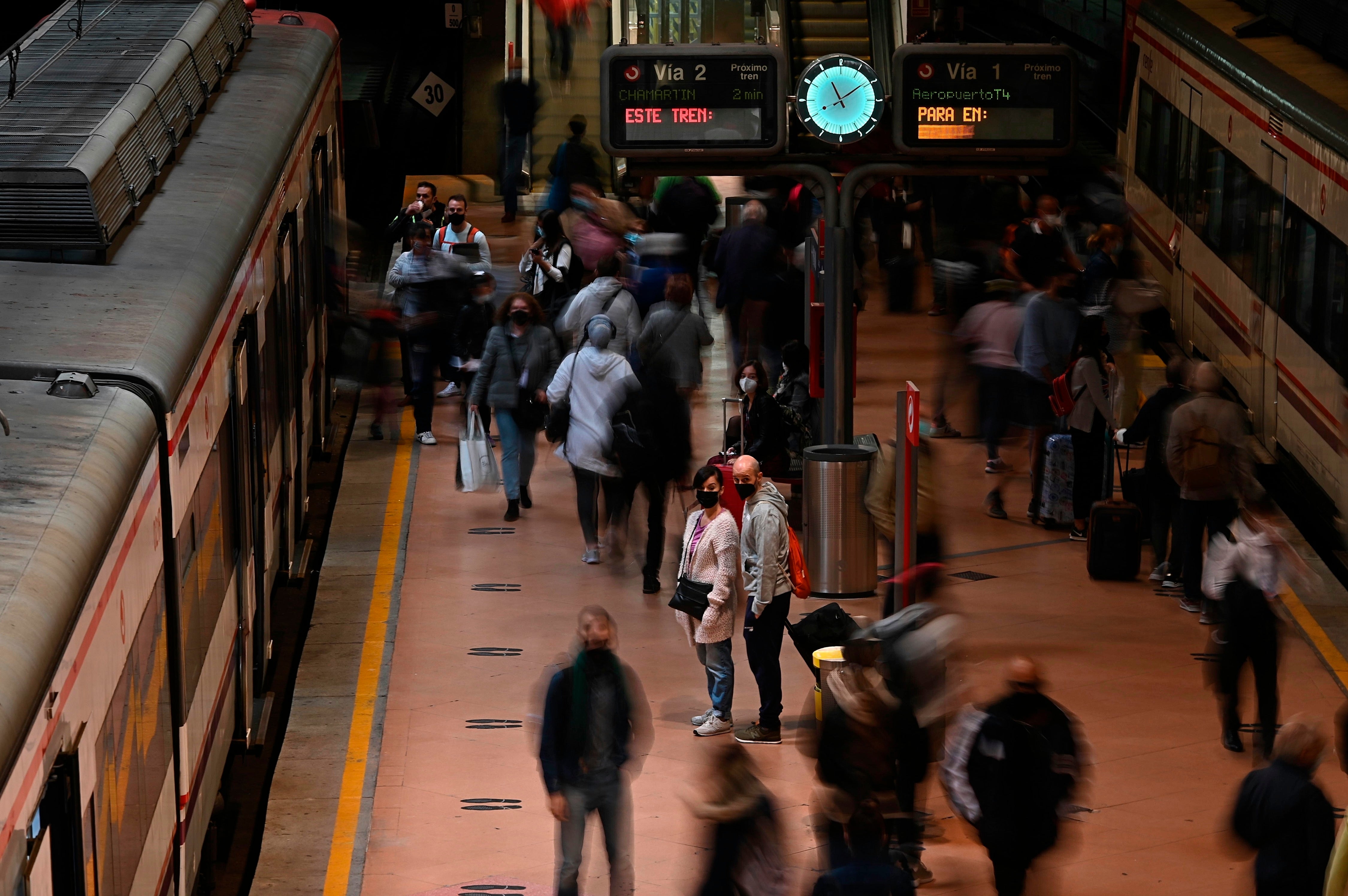 Un tren de Renfe Cercanías para en la estación de Atocha en Madrid