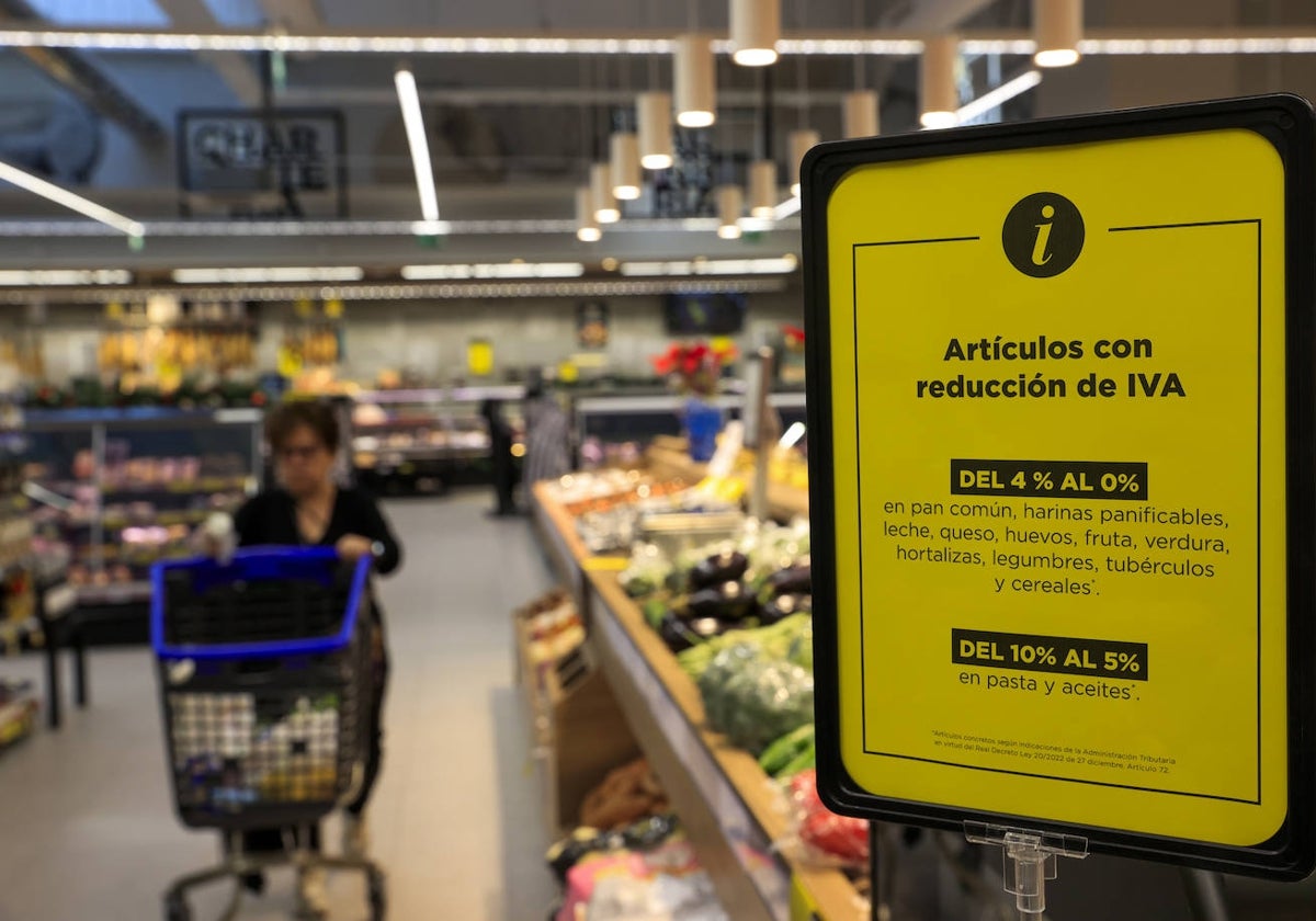 Cartel informativo sobre la rebaja de IVA a los alimentos en un supermercado