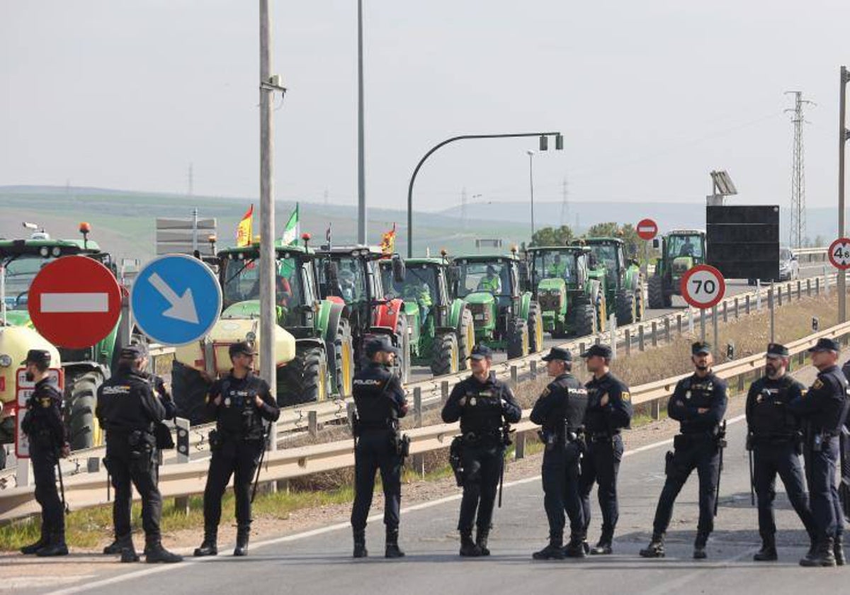 Un grupo de policías controla una tractorada en Córdoba