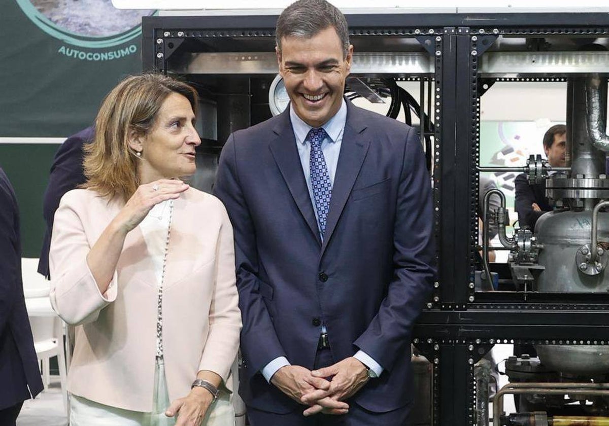 El presidente del Gobierno, Pedro Sánchez, y la ministra de Transición Energética, Teresa Ribera