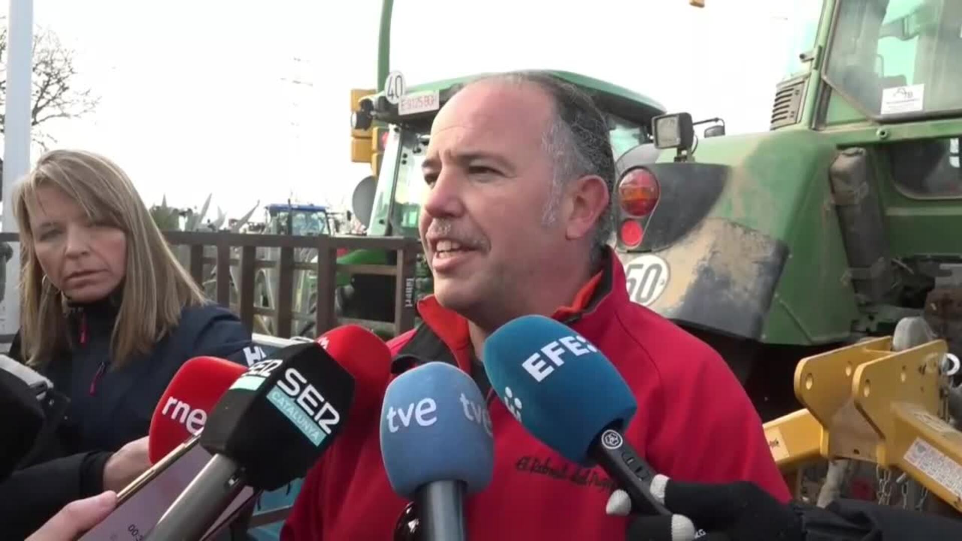 Los agricultores bloquean una de las entradas de Mercabarna