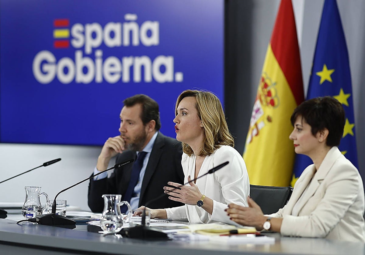 El ministro de Transportes (izq.), Óscar Puente; la ministra portavoz, Pilar Alegría; y la ministra de Vivienda, Isabel Rodríguez