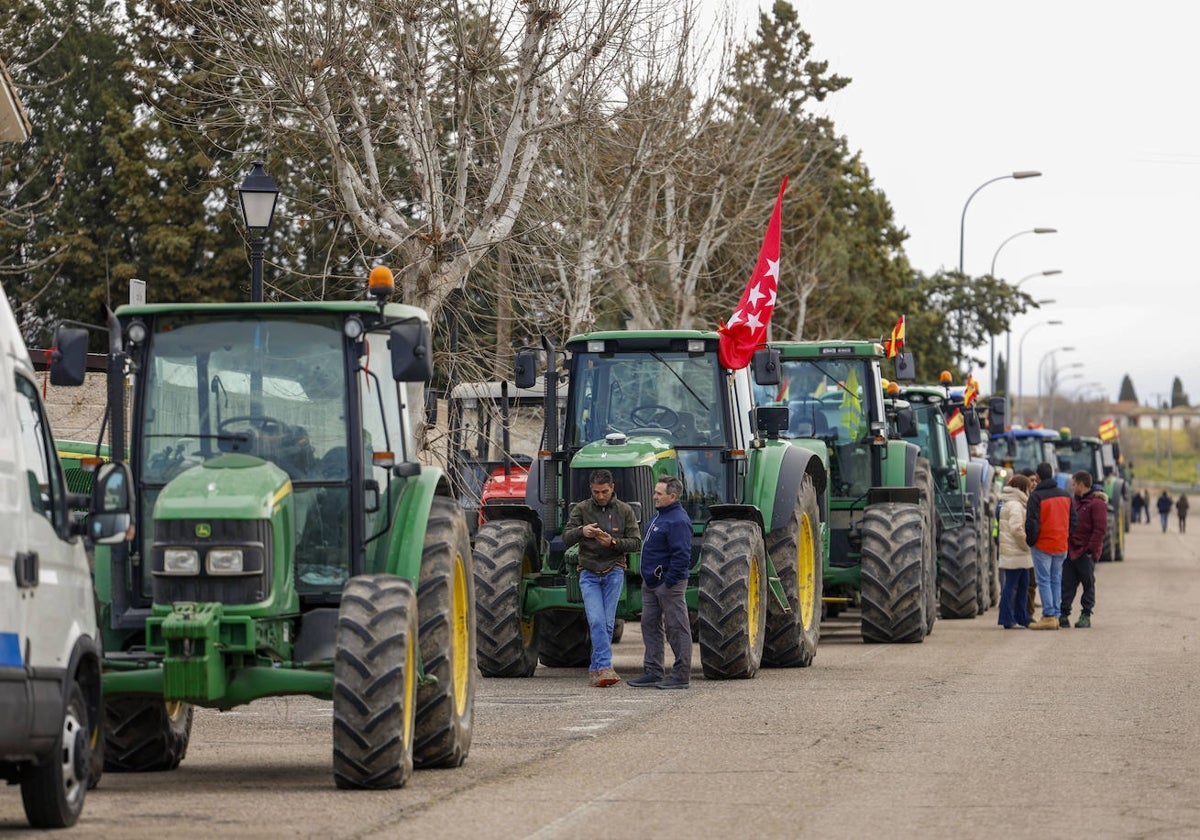 Varios agricultores aguardan el inicio de la marcha de tractores por la Comunidad de Madrid