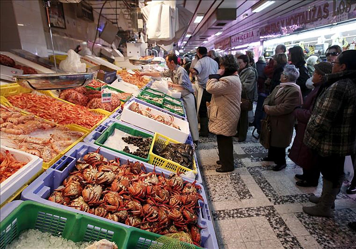 Un puesto de pescado en un mercado