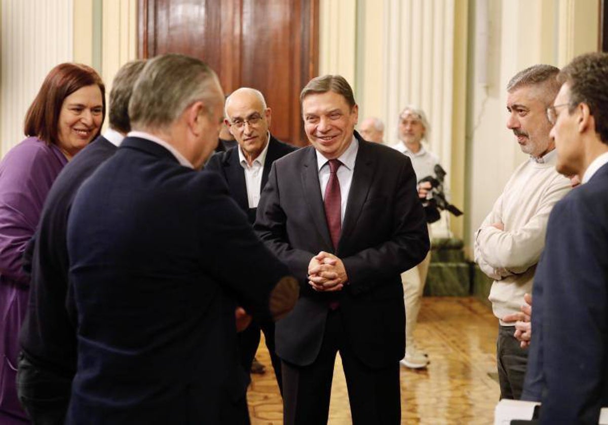 El ministro de Agricultura, Luis Planas, con las organizaciones agrarias antes de la reunión
