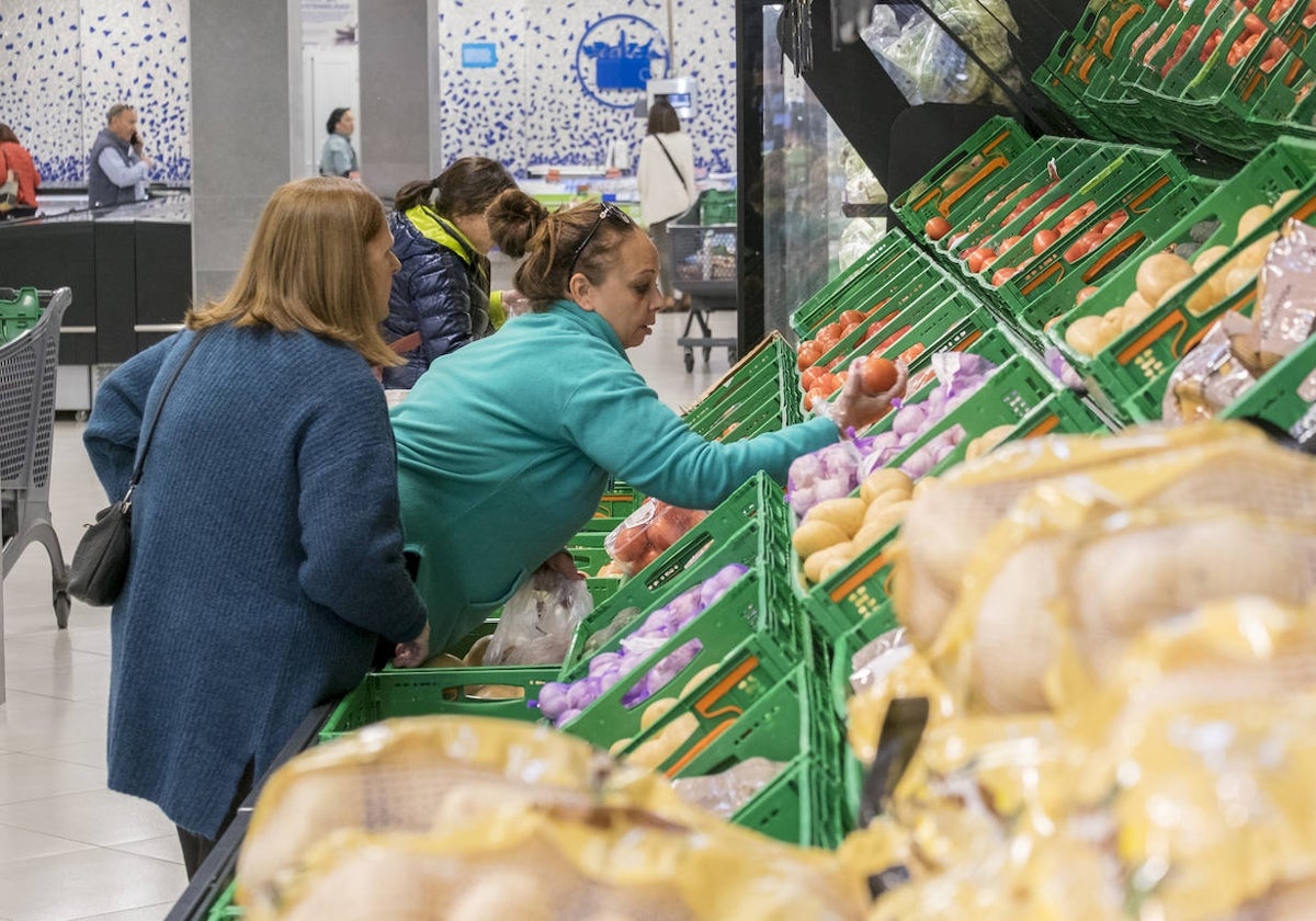 Imagen de archivo, una mujer compra en un Mercadona de Córdoba