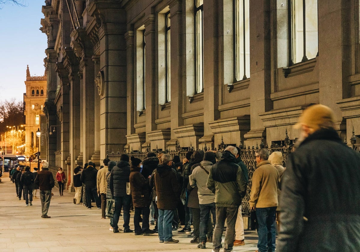 Imagen de archivo, colas en el Banco de España para contratar Letras del Tesoro