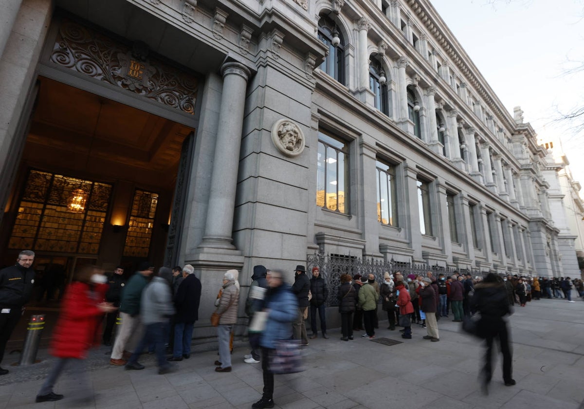 Colas ante el Banco de España para comprar deuda pública española