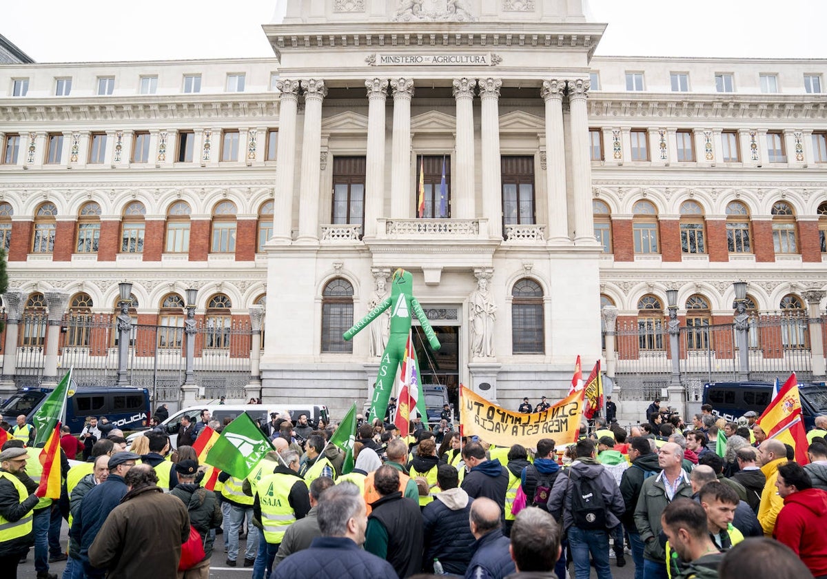 Agricultores y ganaderos protestan ante el Ministerio de Agricultura