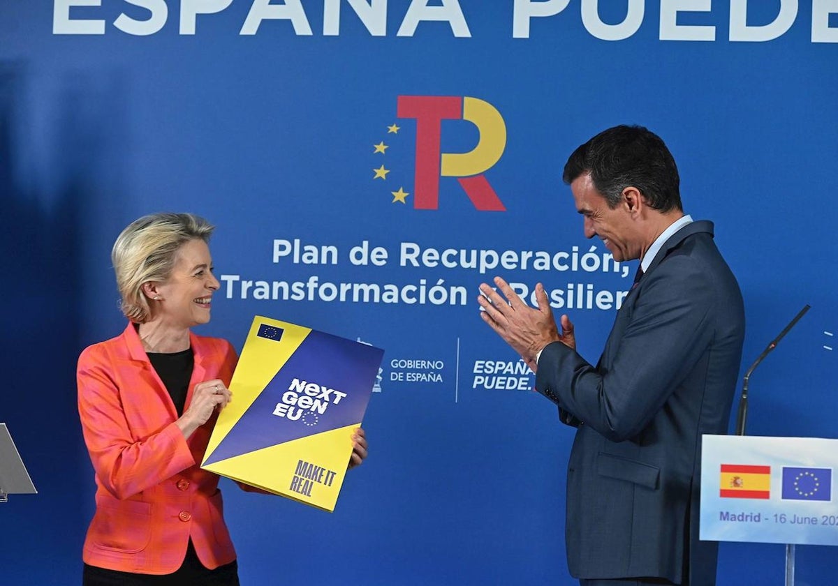 La presidenta de la Comisión, Úrsula von der Leyen, y el presidente del Gobierno, Pedro Sánchez