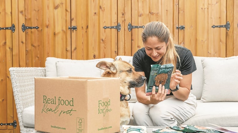 Albane Sabatier es una de las cofundadoras de Food for Joe, una startup que elabora recetas para perros y gatos atendiendo a factores como su peso, actividad, edad, alergias, corpulenncia e incluso si están esterilizados