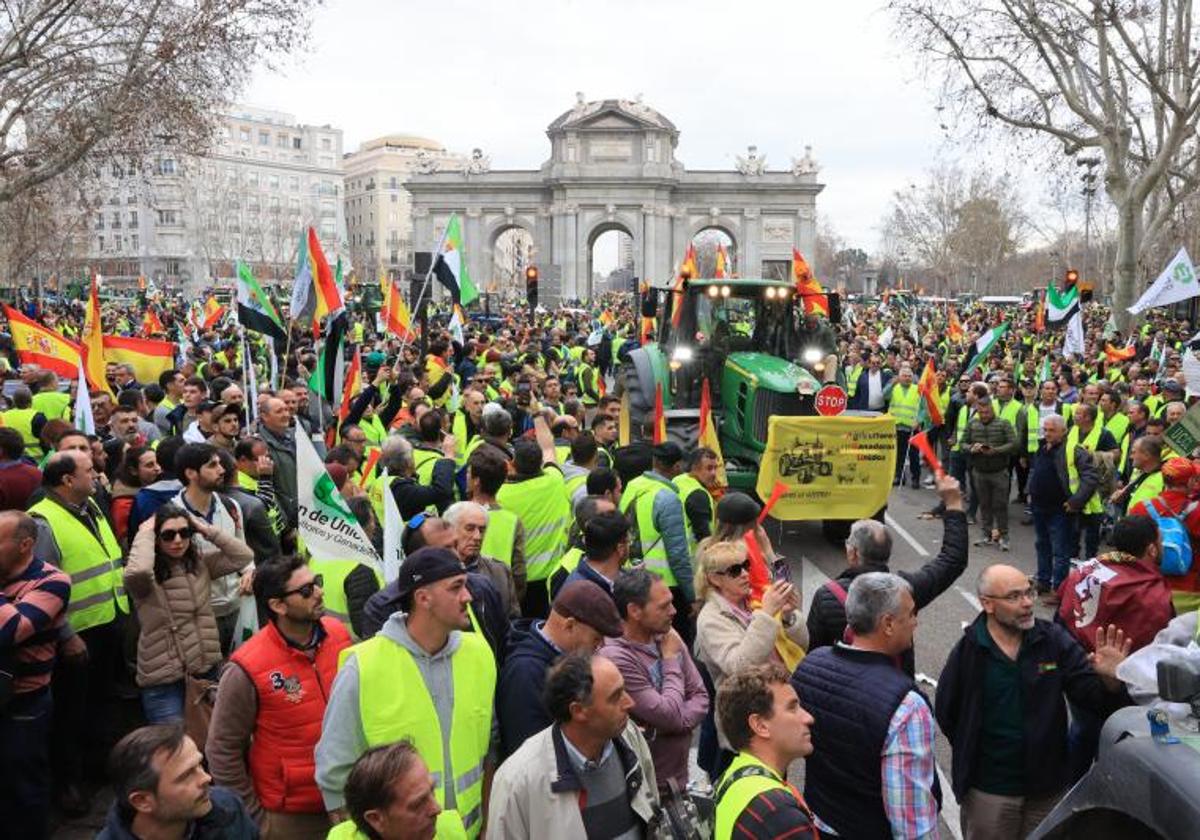 Huelga de agricultores en Madrid, en directo: carreteras cortadas y última hora de la manifestación de tractores hoy
