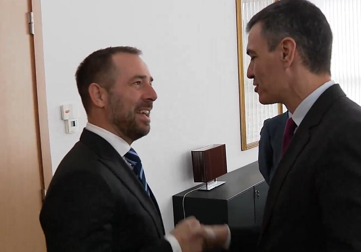 Pedro Sánchez con Javier Oliván en el MWC
