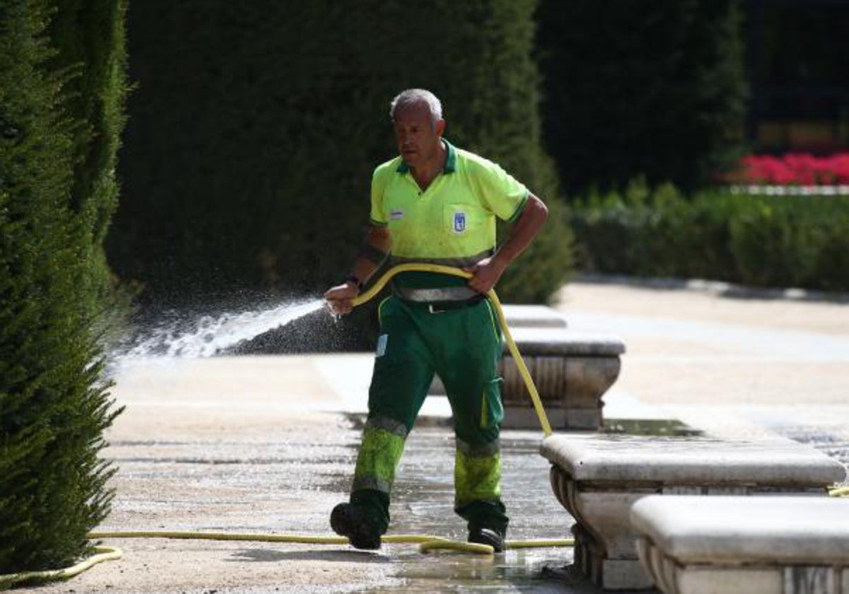 Un jardinero durante su jornada de trabajo en Madrid
